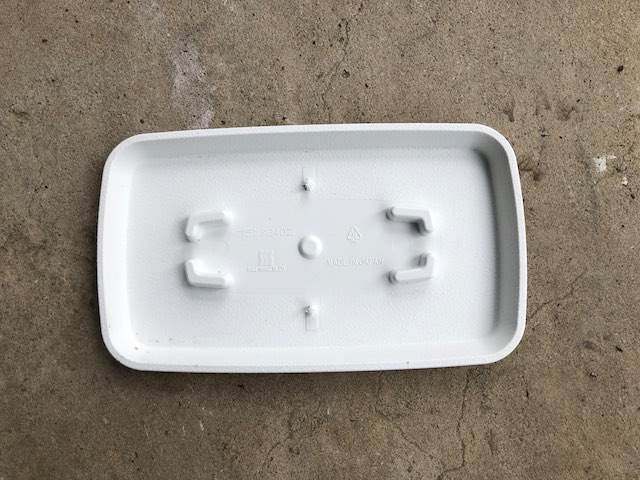 プランターにしっかりハマるお皿がセットになっていました。