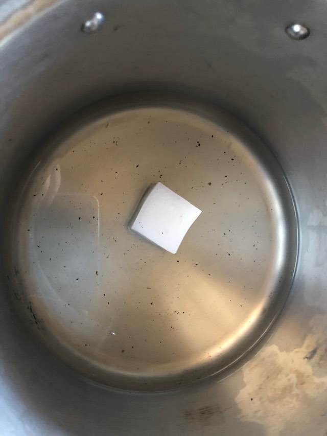 鍋にこびりついた焦げをあっさり取る方法