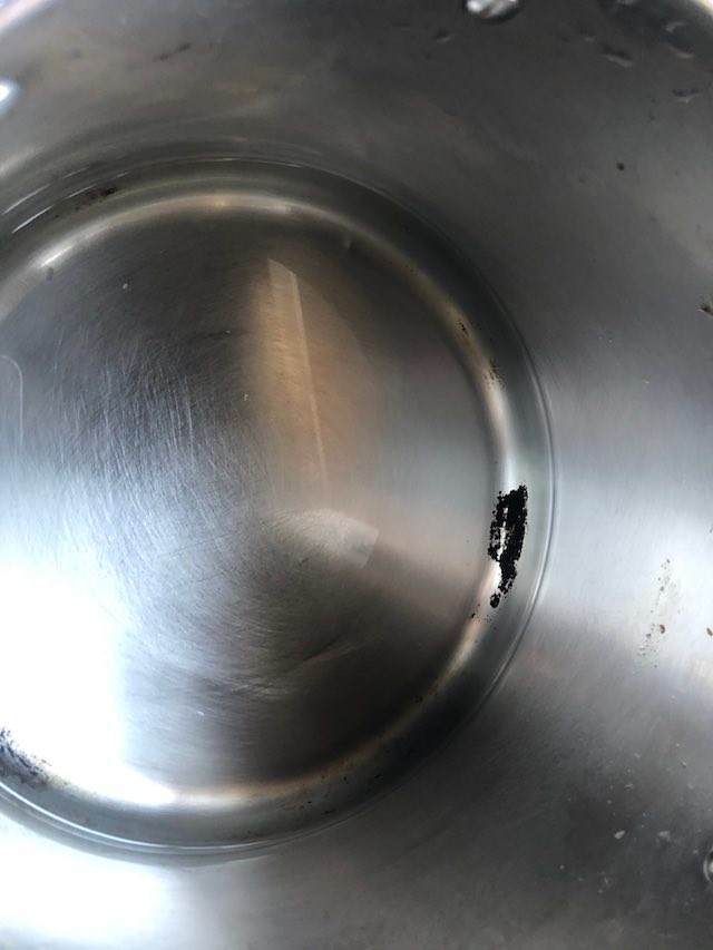 鍋にこびりついた焦げをあっさり取る方法