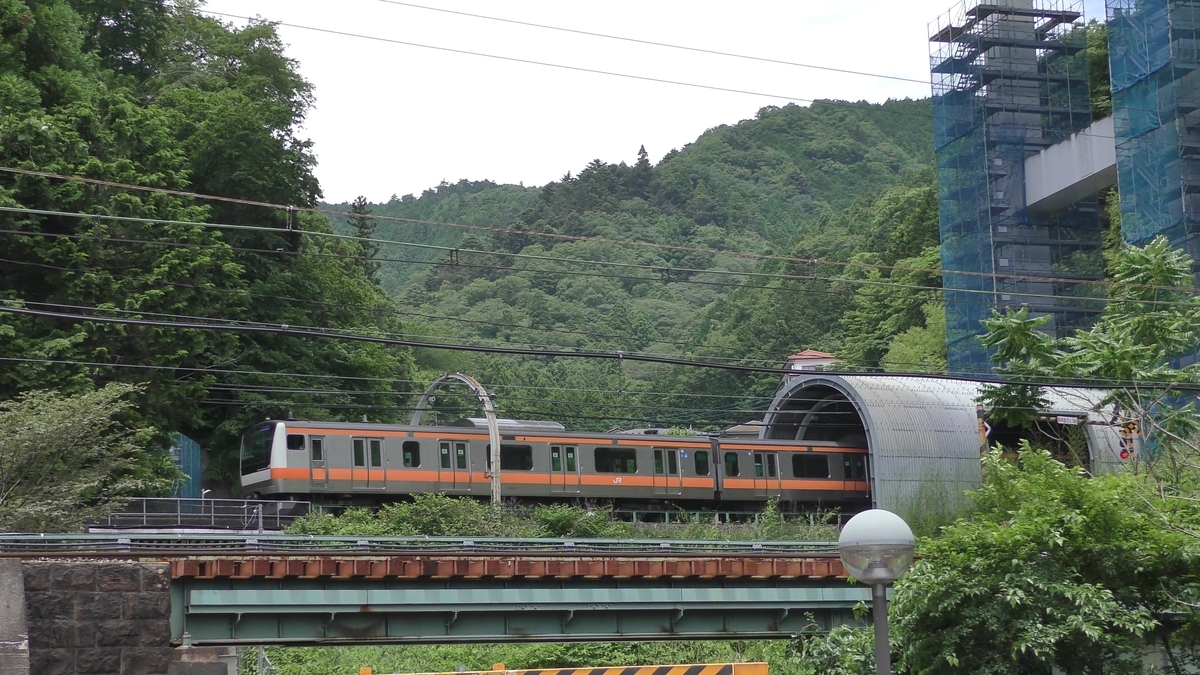 相模湖～高尾間のE257系富士回遊号と、211系快速直江津行？ - 子供の頃