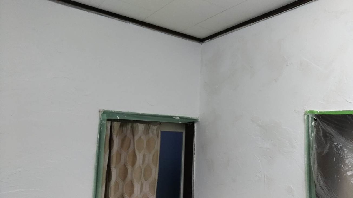 壁の漆喰塗り アクへの対処 白い漆喰壁の完成 Diy大家の覚え書き Toyama