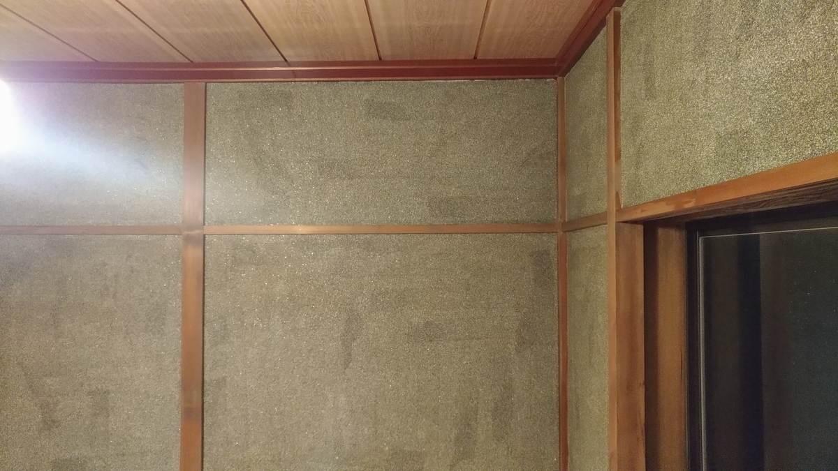 砂壁への壁紙直貼り 木工ボンドを下地固め 貼り付けにフル活用 Diy大家の覚え書き Toyama