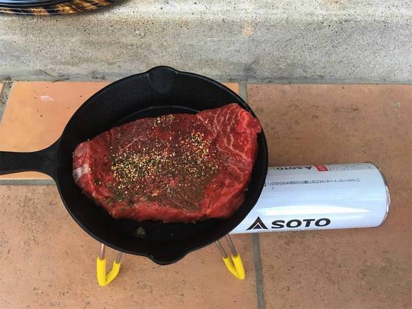 キャンプ飯 スキレットで作れる簡単お肉料理 泣く子も黙る牛肉のタタキ ソロキャンプレシピ シンプルに生きる
