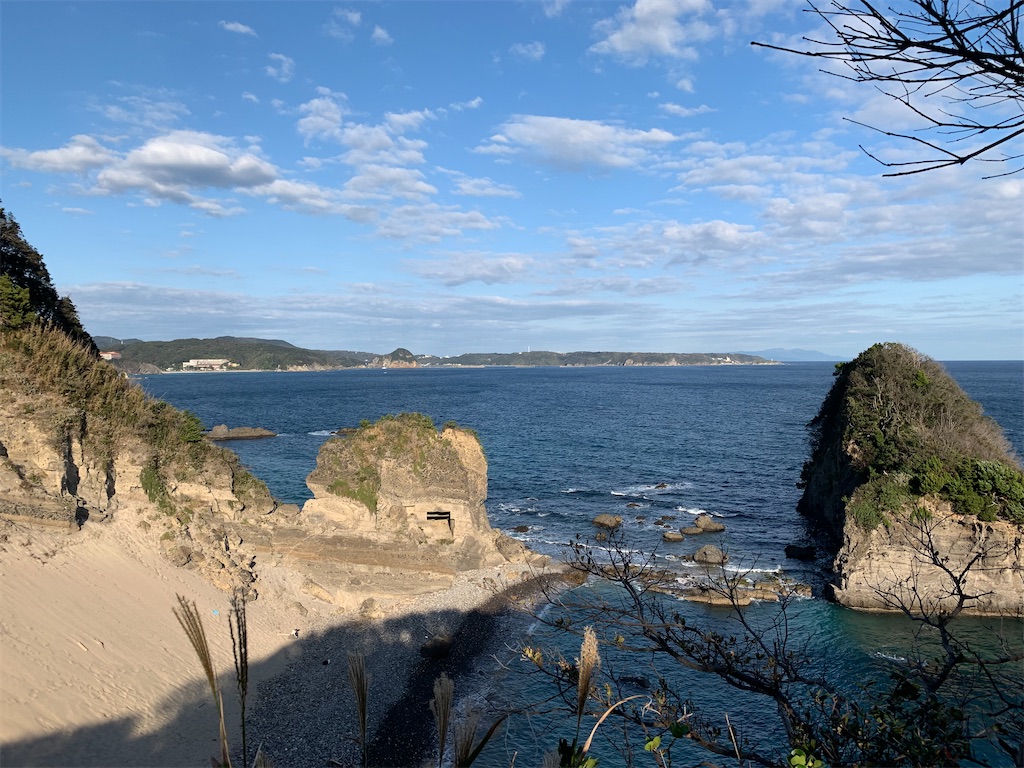 伊豆観光 城ヶ崎海岸とラブパワースポットの竜宮窟 雑記と旅のブログ はちこーんのお一人様が行く 伊豆観光 城ヶ崎海岸とラブパワースポットの竜宮窟 雑記と旅のブログ はちこーんのお一人様が行く
