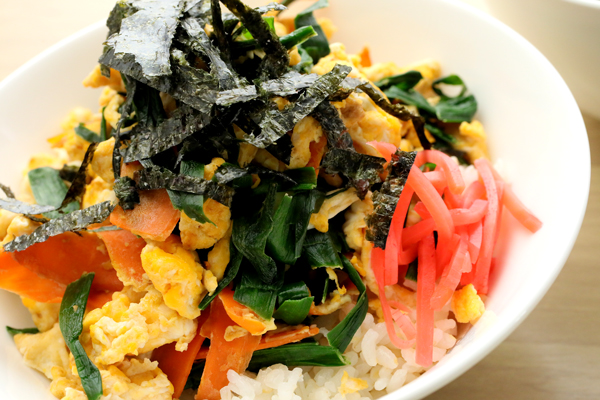 ニラ卵丼とわかめスープ