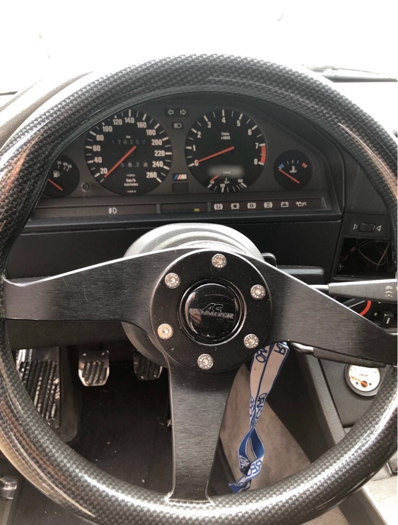 momoステアリング　BMW M3 AHG momoステアリングBMW M3 AHG