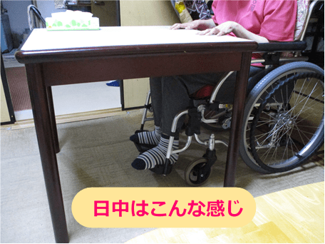 家の中で車いすに座っている女性