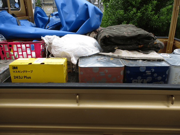 軽トラックの荷台に荷物を載せた状態