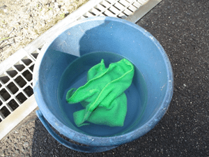 バケツに入れた水とウエス