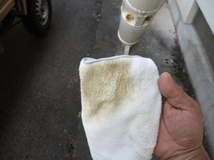 ゼロリバイブでドアバイザーを磨いた後のクロス