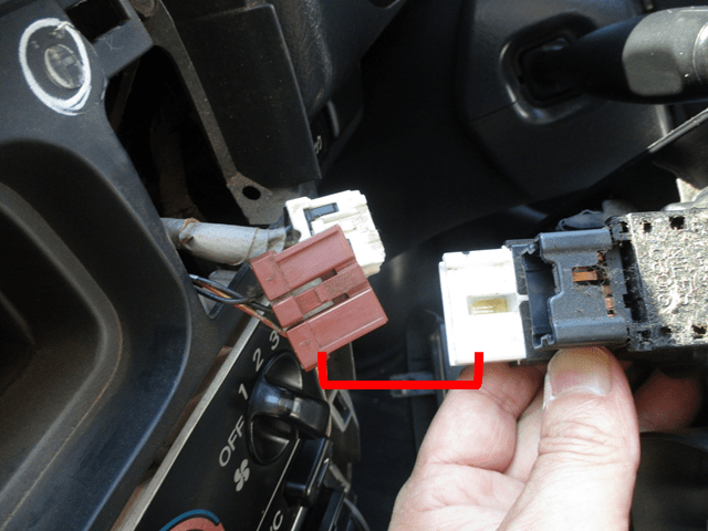 アクティの作業灯スイッチカプラが外れた状態