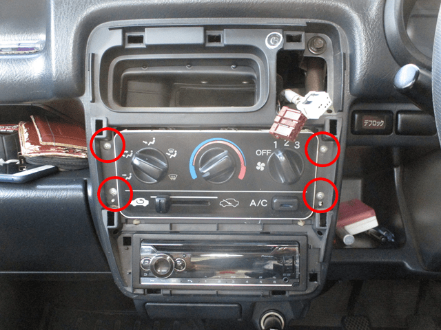 HONDAアクティのエアコンパネル取り付けビス