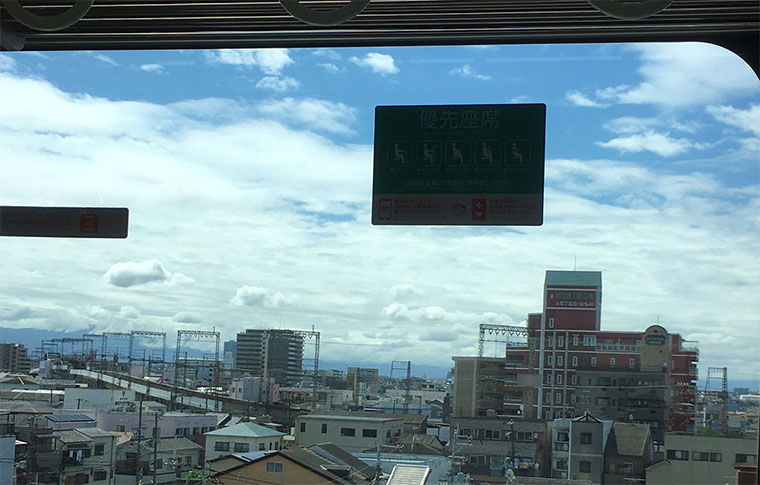 電車から見る青空
