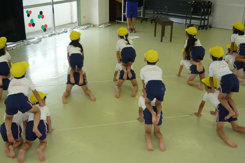 長福寺幼稚園にて体操をしている園児たち