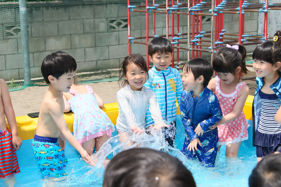 長福寺幼稚園のプールで遊ぶ子供たち