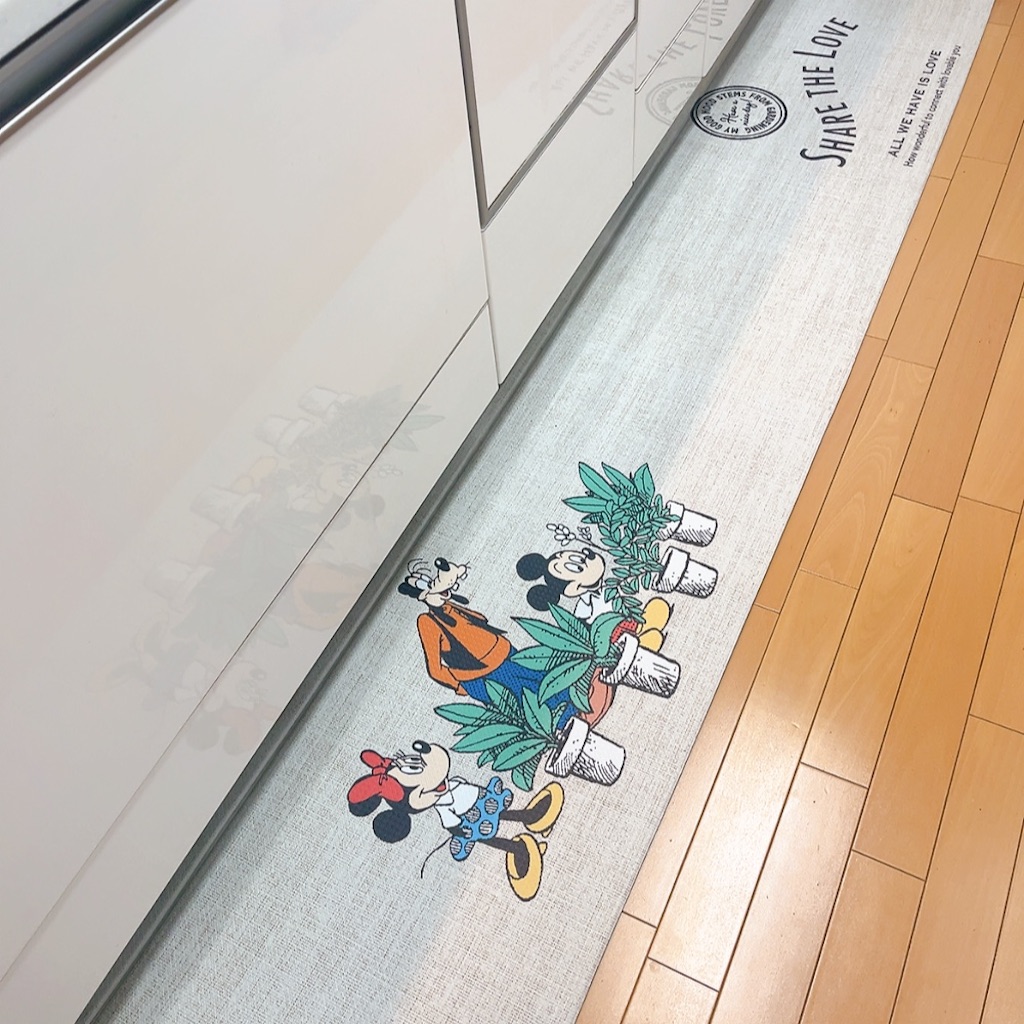 カインズの隙間を埋めるキッチンマット（ミッキー柄）をひく