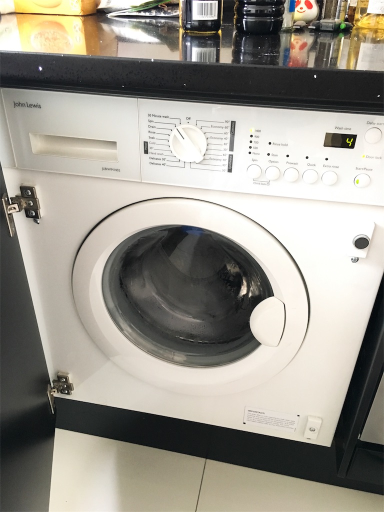 なぜか脱水されずにびちゃびちゃになって出てくるイギリス洗濯機との格闘 - ロンドン生活の備忘録