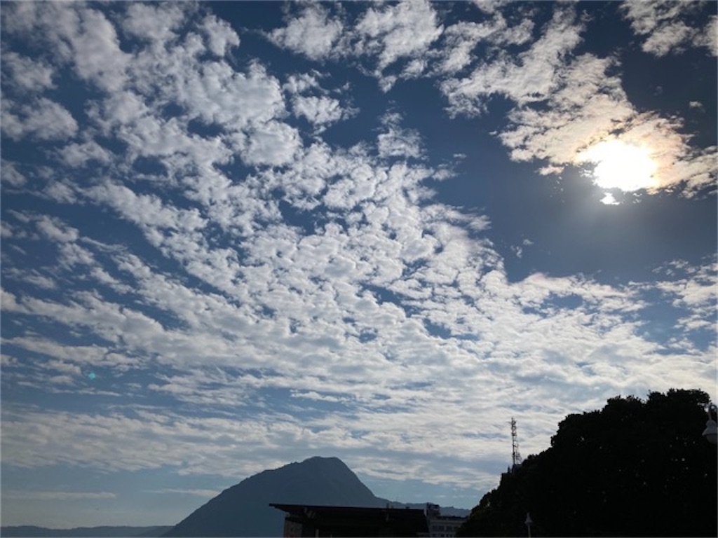 大分県別府市「的ヶ浜公園」山の向こうの青空