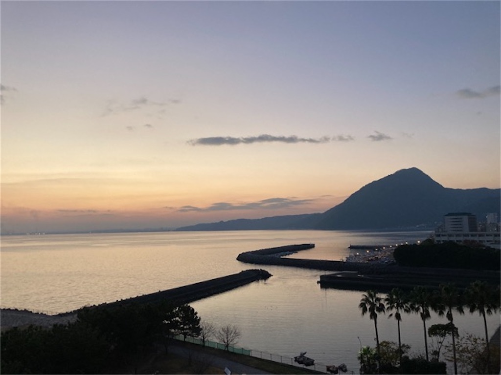 REXHOTEL別府 オーシャンビューに朝日が登る前のオレンジ色の空と海