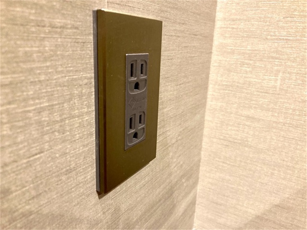 REXHOTEL別府 客室は電源までも色にこだわりがある