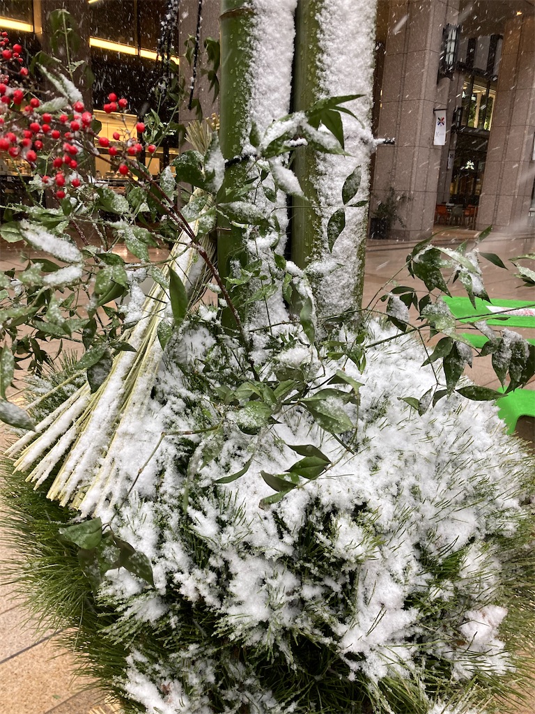門松に吹き付ける雪