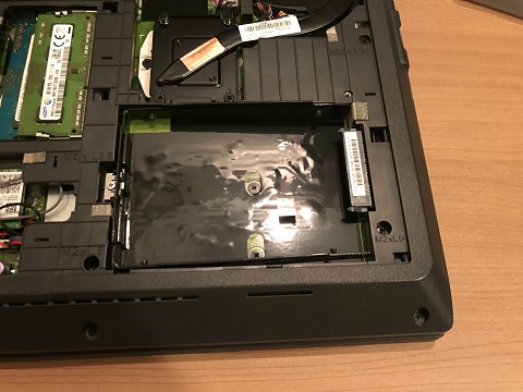 f:id:hakodigi:20200510160719j:plain マウンタが付属していたのSSDにマウンタを固定し本体に取り付けます