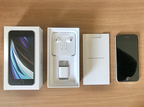 f:id:hakodigi:20200513201611j:plain iPhoneSE第2世代本体(箱)の内容物