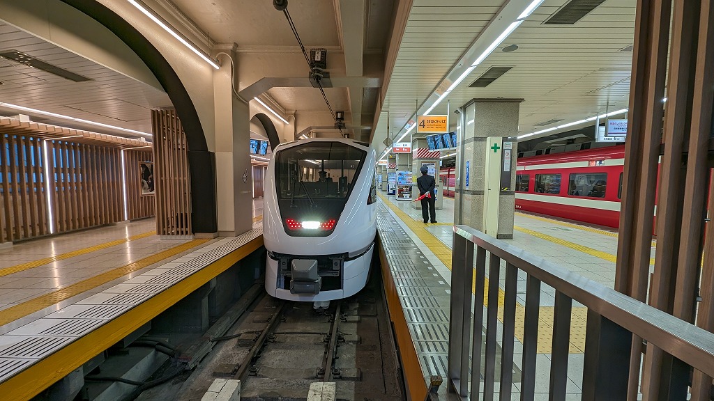 浅草駅に入ってくるスペーシアX