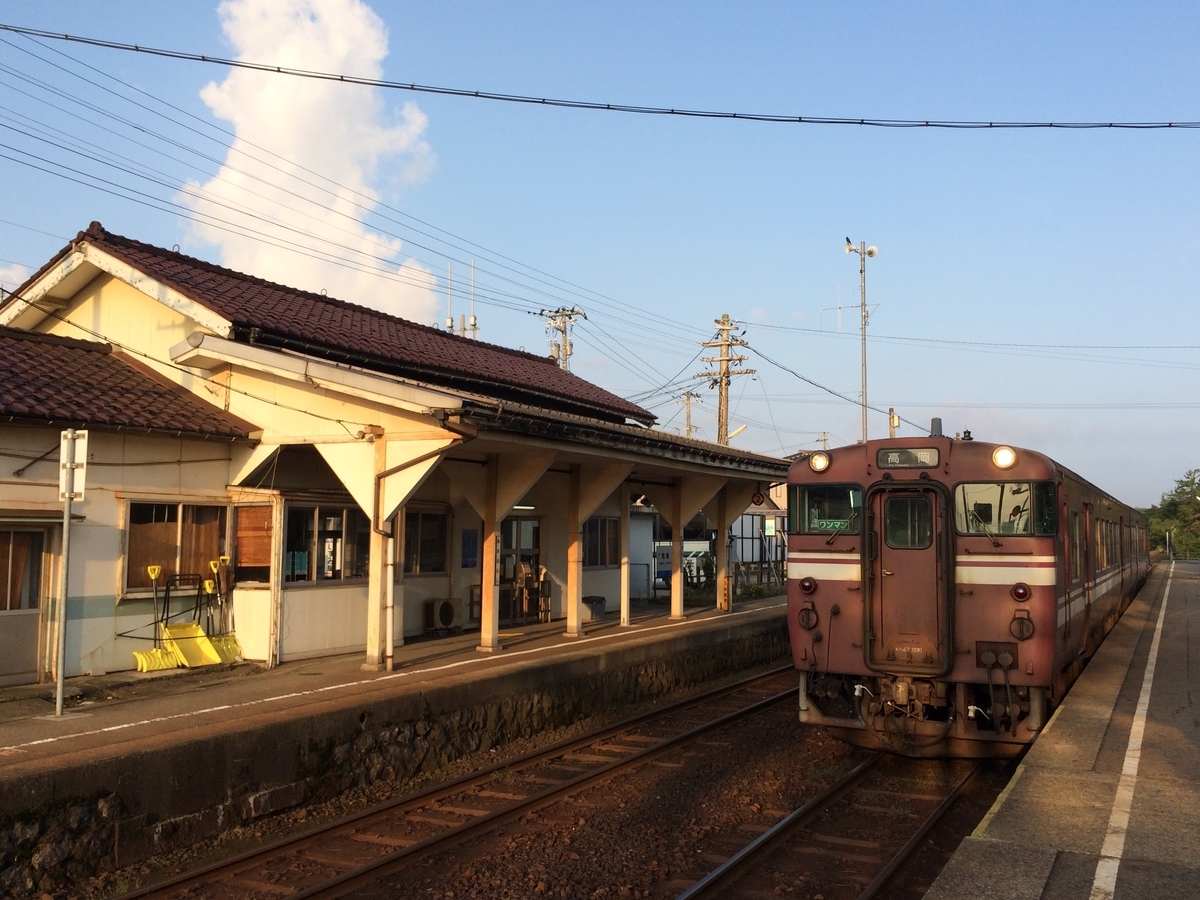 雨晴駅を発車 14年氷見線 キハ５８の鉄道ひとコマ