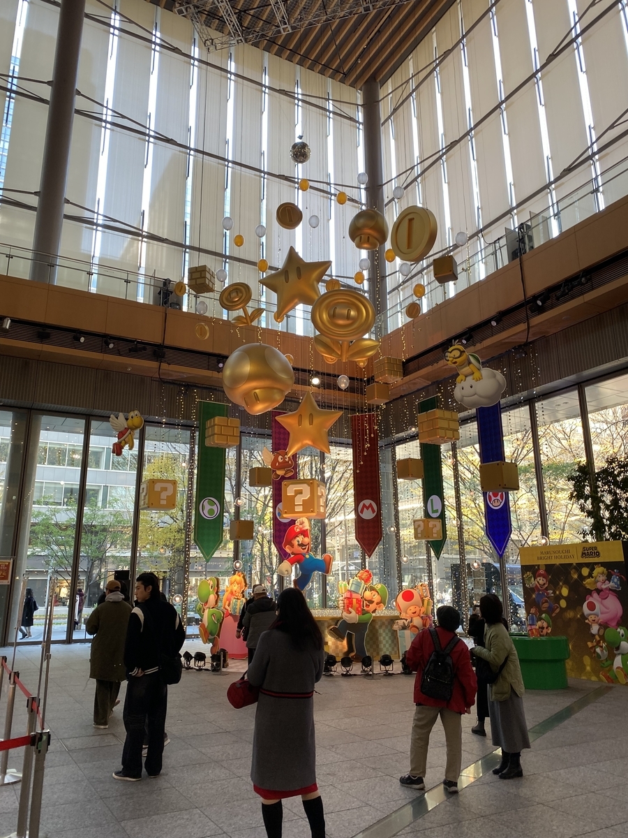 東京駅丸の内駅舎の向かい丸ビルは、マリオXmasツリー - キハ 東京駅丸の内駅舎の向かい丸ビルは、マリオXmasツリー - キハ