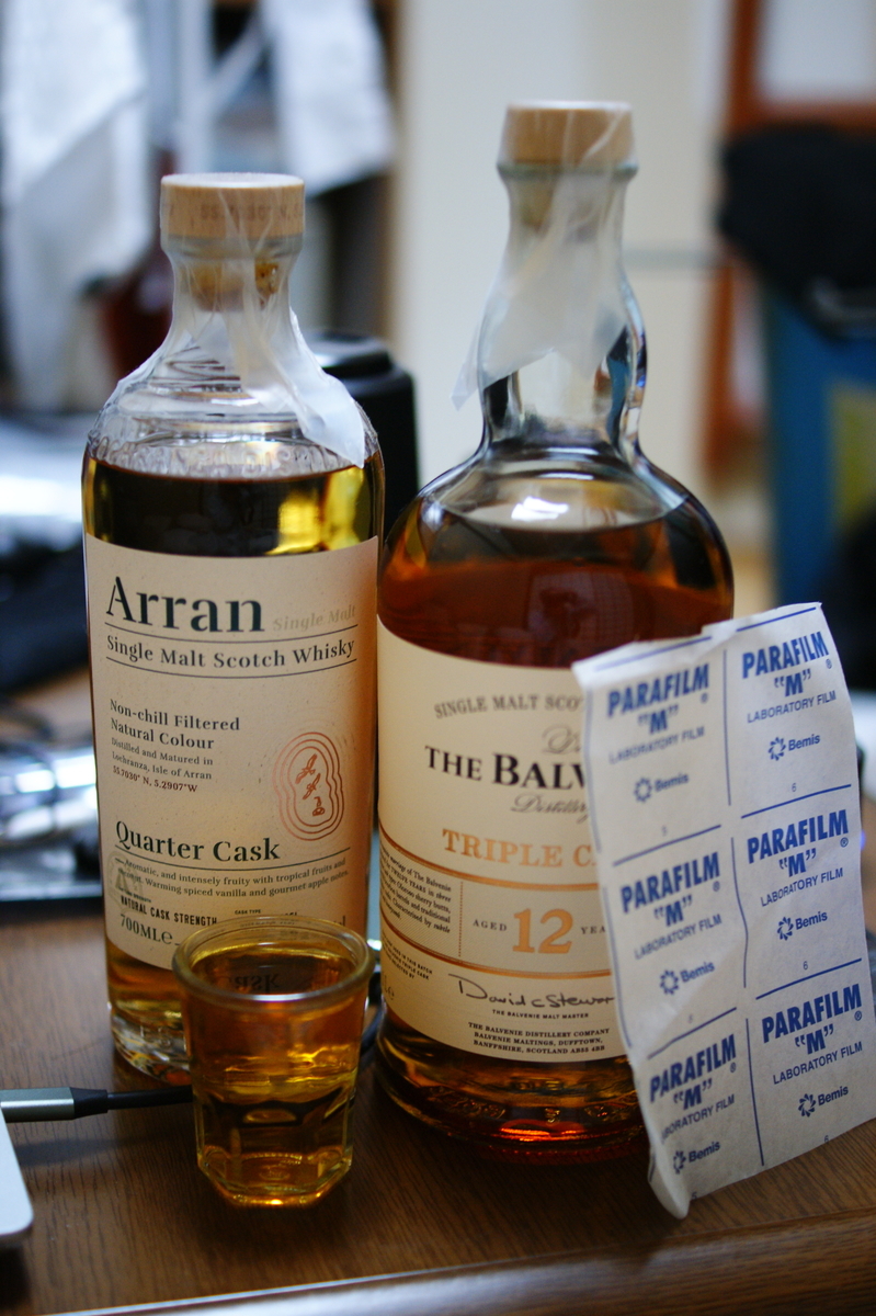 バルベニー15年 買った時からパラフィルム済 パラフィルムをボトルに被せた - haldaneのウィスキー日記