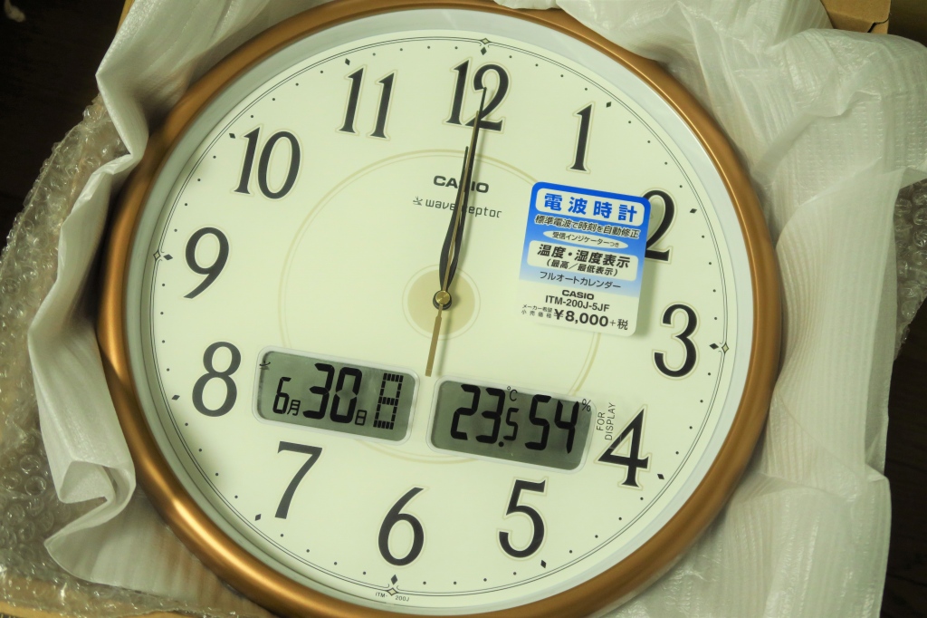 カシオの壁掛け電波時計が安くてとってもいい！ 日付や室温、湿度表示付きの優れもの！ はむの備忘録