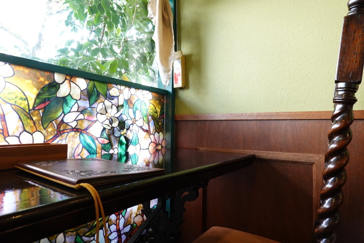 喫茶アンバー 入口横のカウンター席