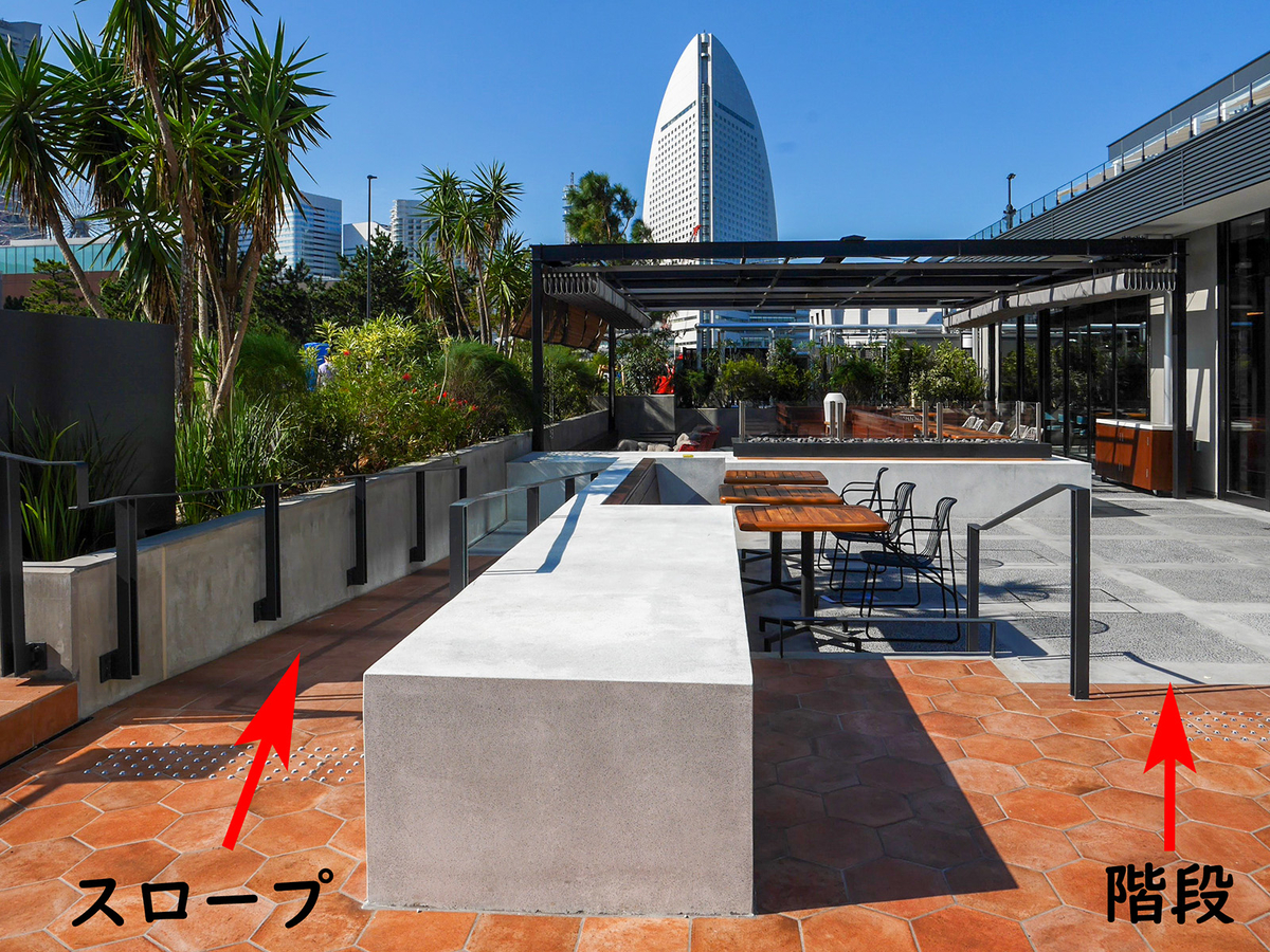 1階「QUAYS pacific grill（キーズ パシフィックグリル）」店外からのアプローチ部分