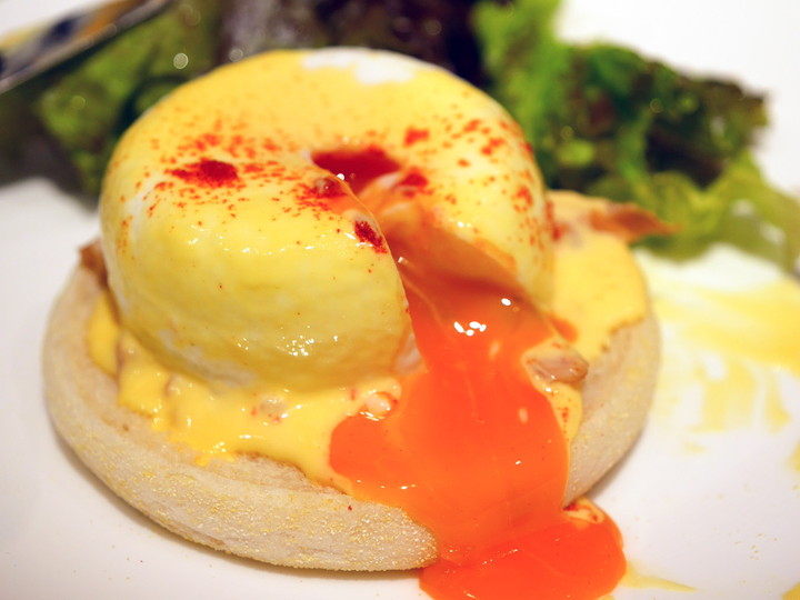 横浜ハンマーヘッド　エロイーズカフェ　エッグベネディクト