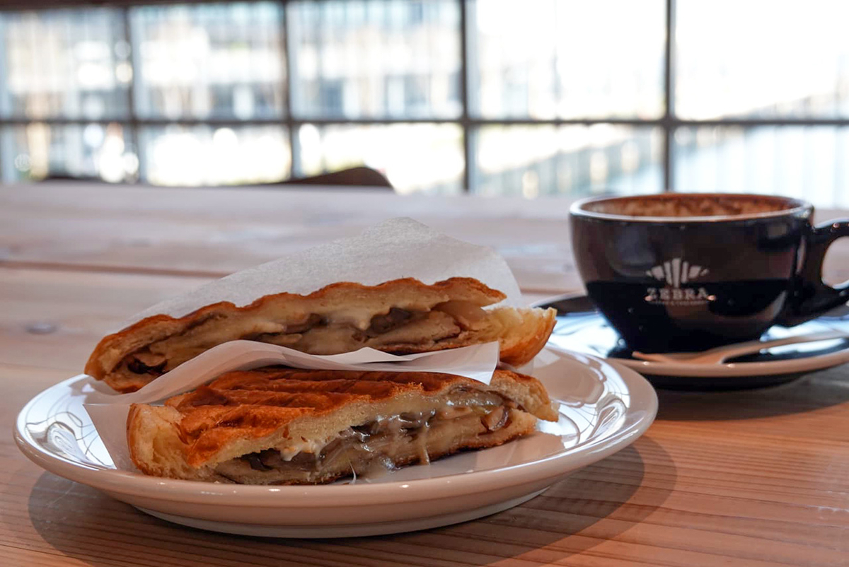 クロワッサンプロシュートパニーニ