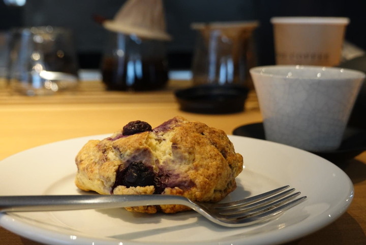 ブルーベリーとクリームチーズのスコーン（270円）