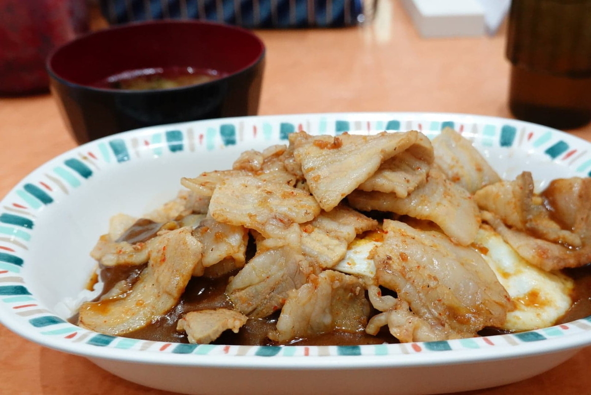 スタミナカレー(ヤキ) 880円＋辛口カレー100円＋味噌汁110円(税込)