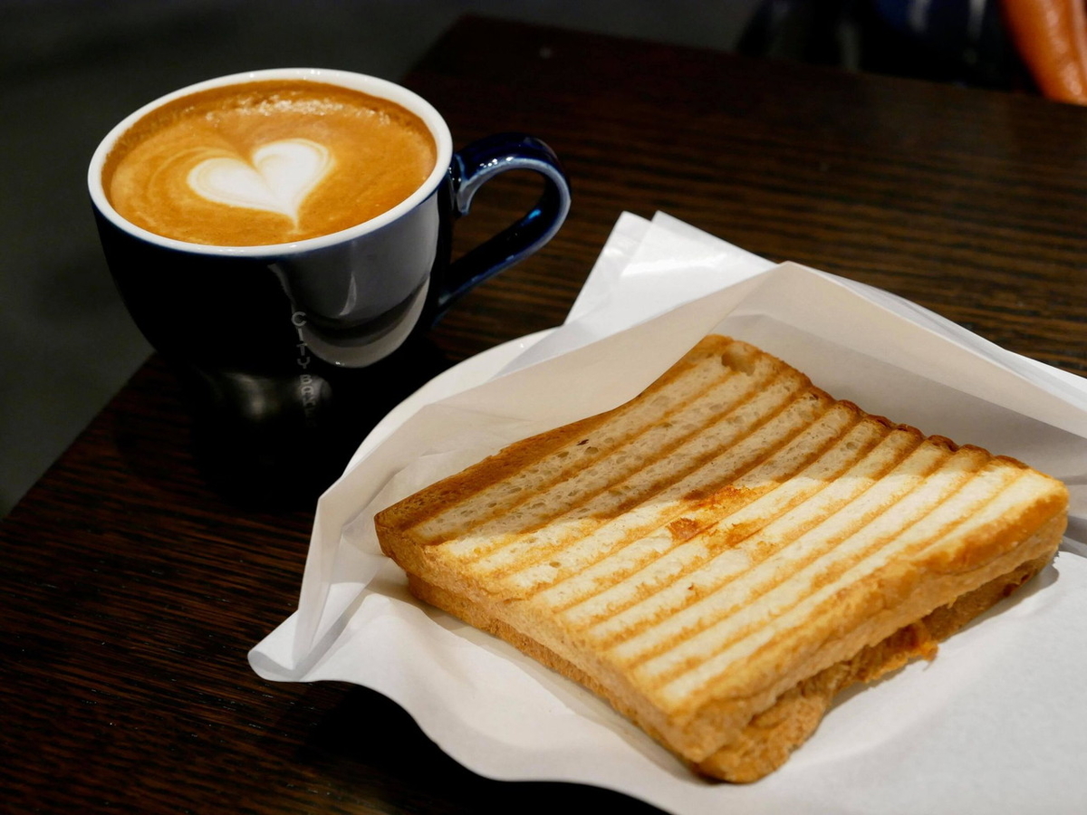 スパイシーツナメルトのホットサンド（583円税込）※イートイン