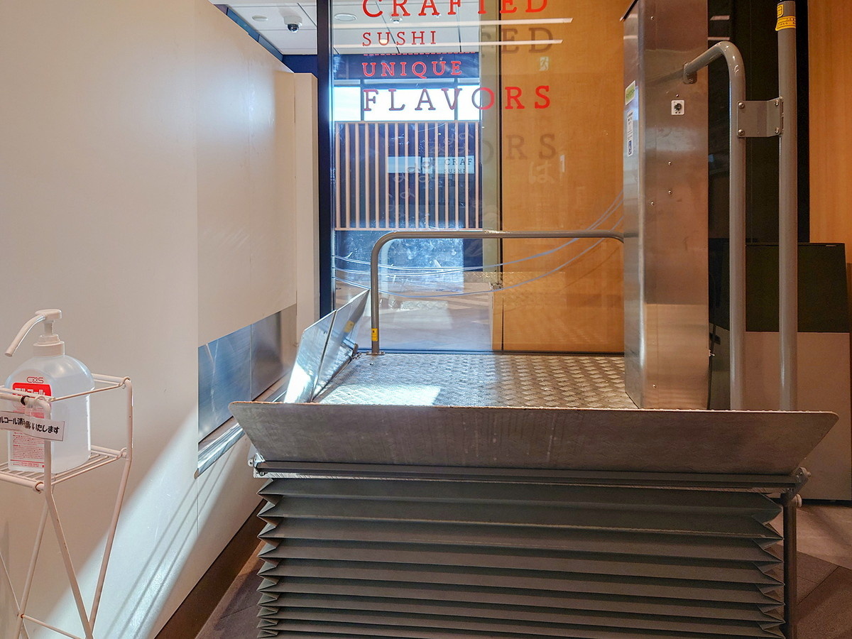 はま寿司 関内セルテ店 入口の昇降機