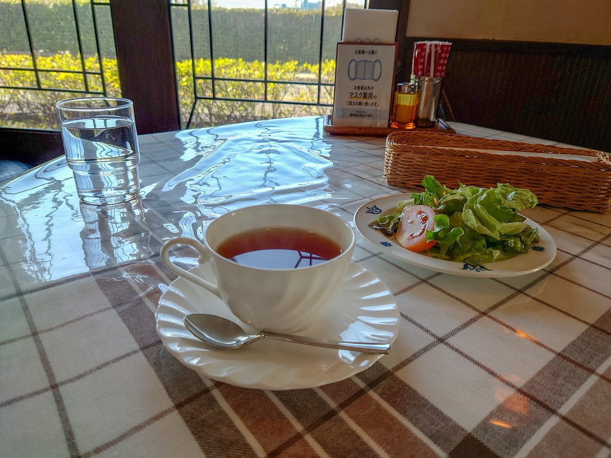 サラダ、お飲み物（ホットティー）