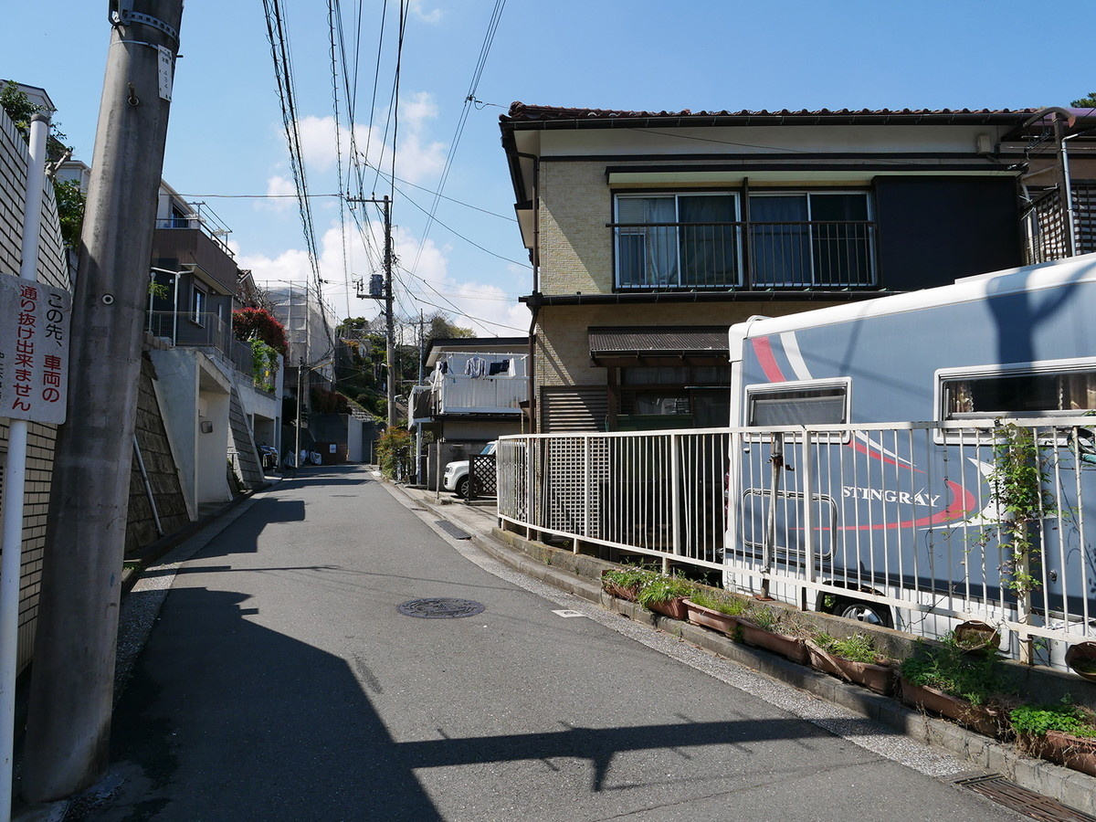 町内会館入口からカフェピッコロ