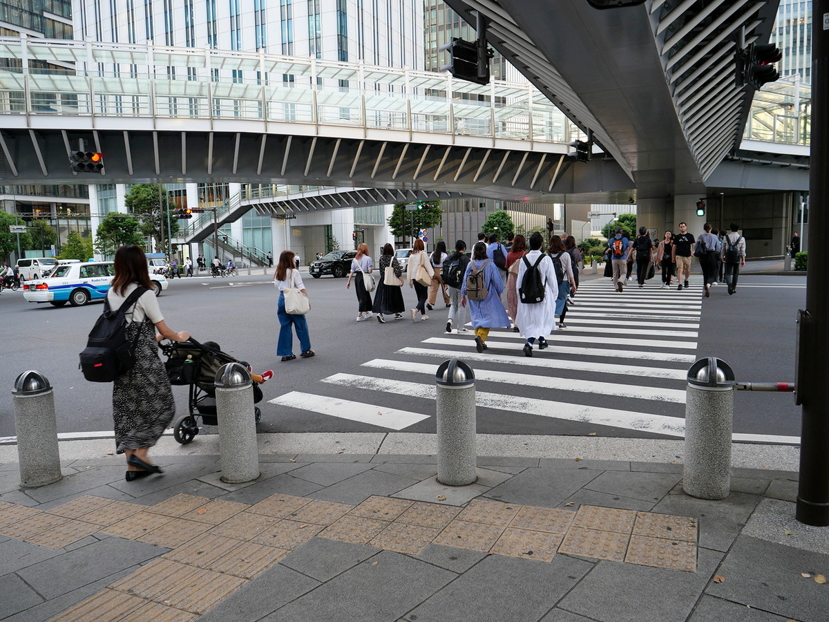 20:00以降は信号を渡り、日産 グローバル本社ギャラリー横のエレベーターへ