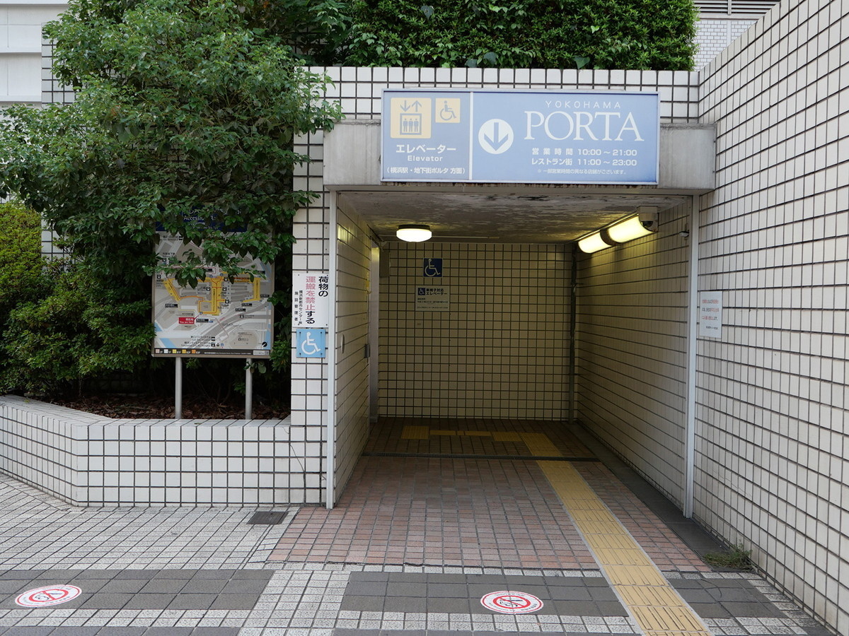 地下街へのエレベーターがあります