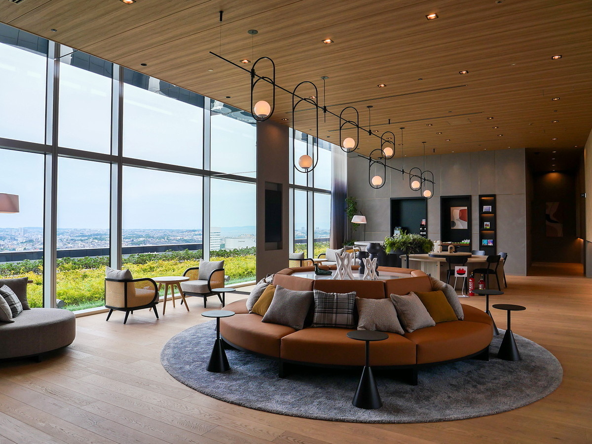 みなとみらい側の景色が望める、26階ロビーフロア