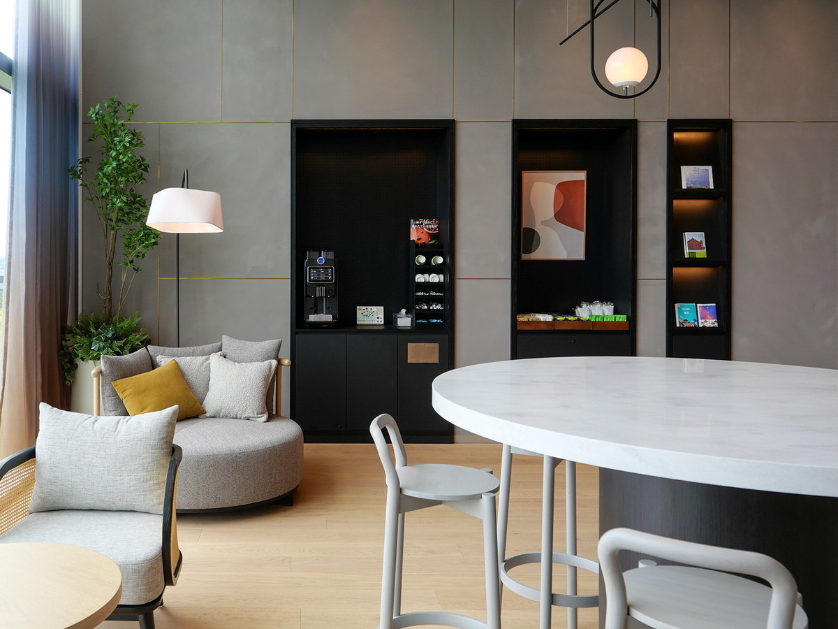 コーヒーマシンとアメニティーコーナーはロビー奥に