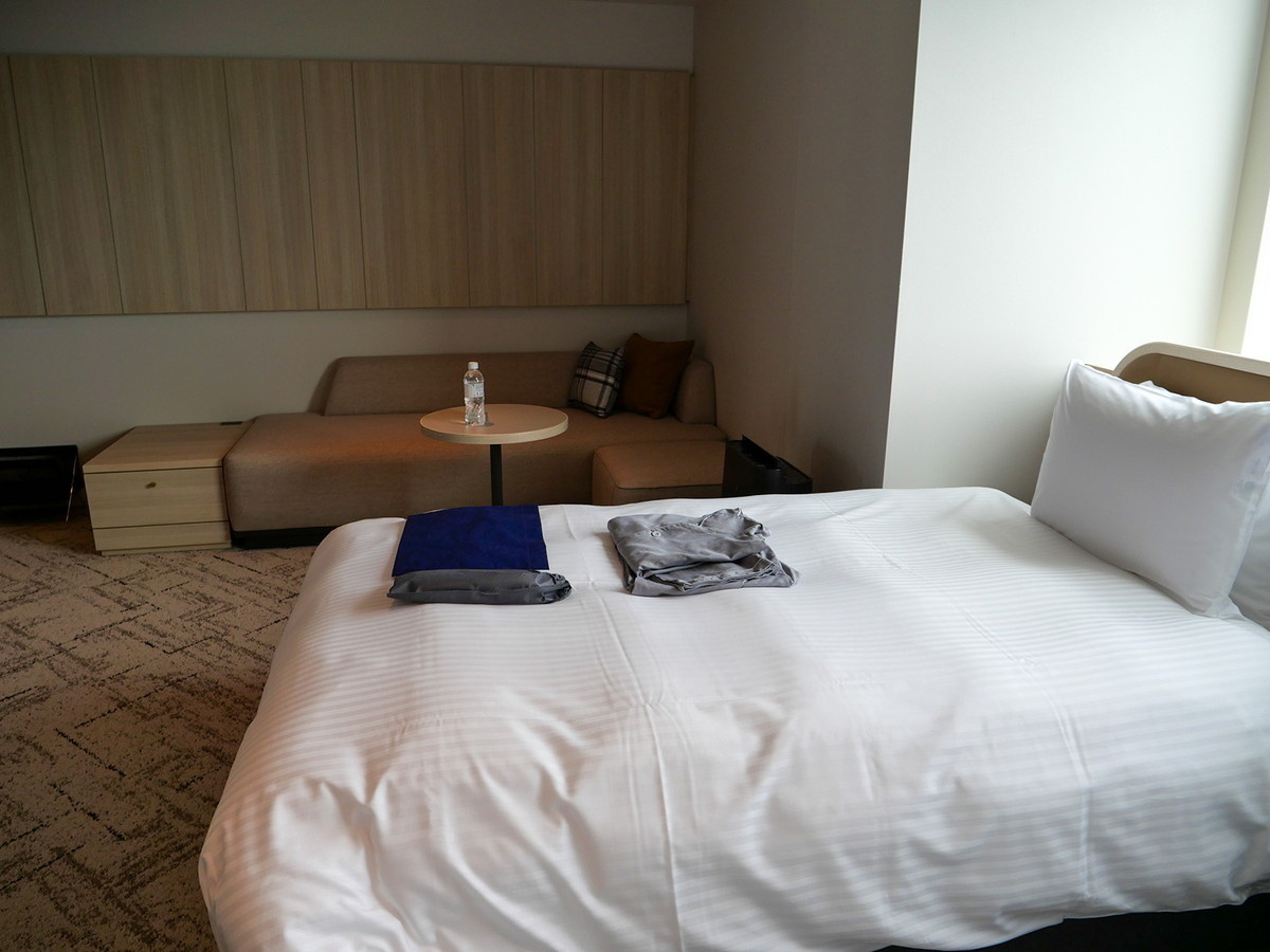 ベッドは他の部屋と同じ高さ。車イスから移りづらいかもしれません