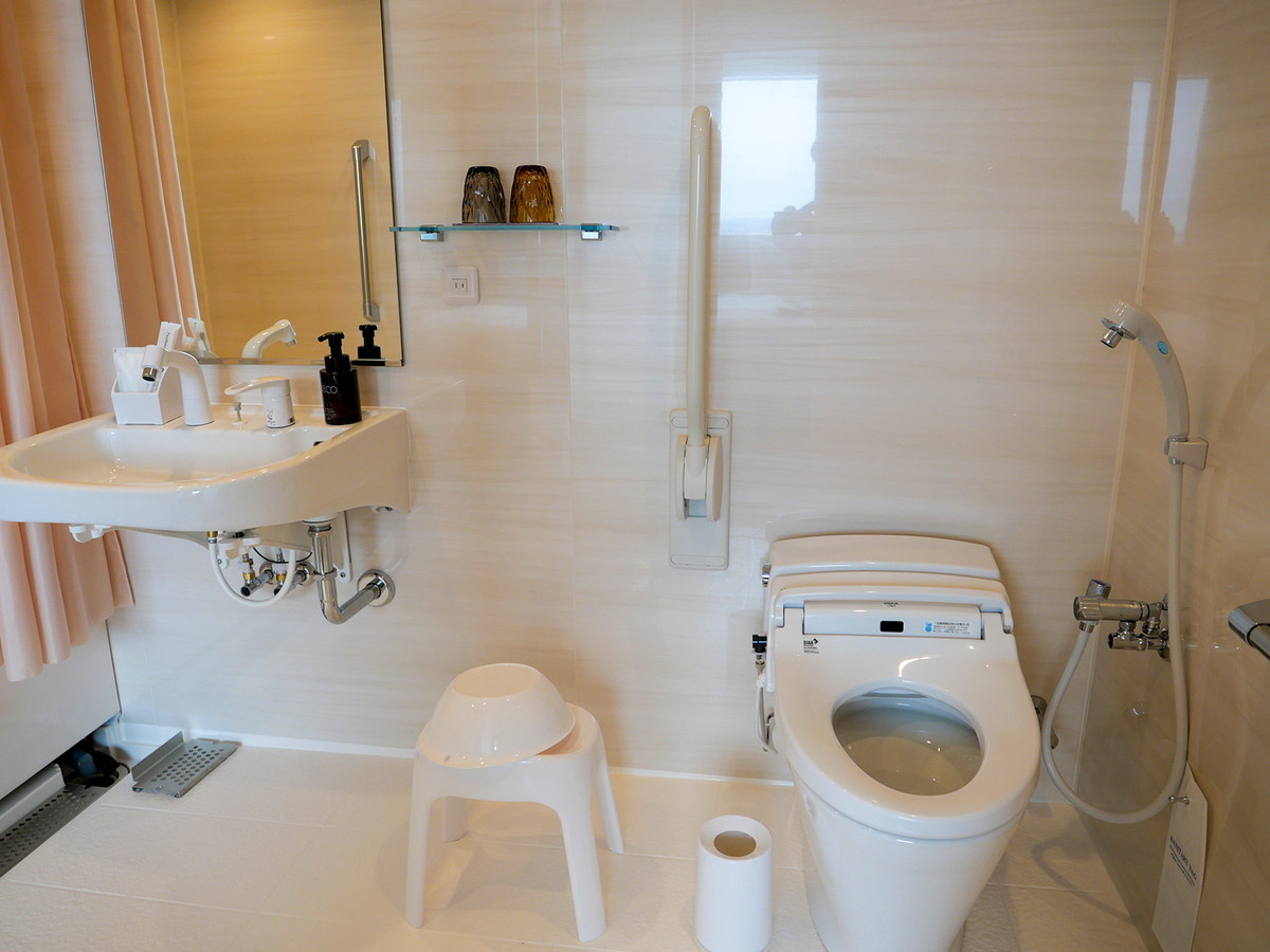 トイレは可動式の手すり（向かって左）と固定式の手すり（向かって右）が設置されています