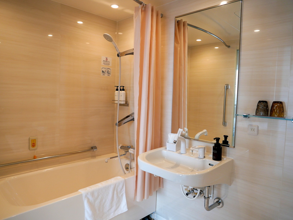 バスタブには腰かけるスペースが。手すりは右と左（背面）についています