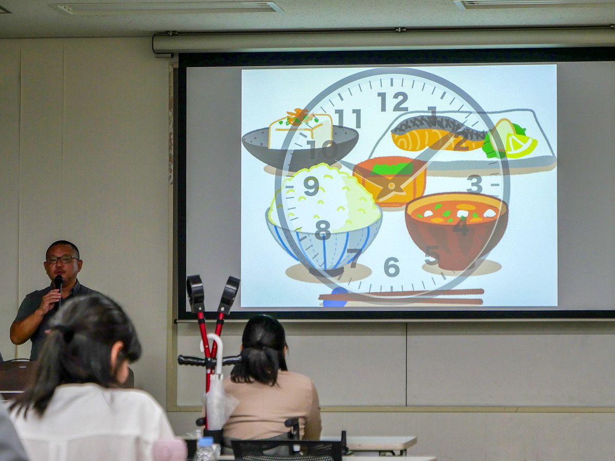 目の見えない方には「時計の針の位置で方向を示します」と渕山さん